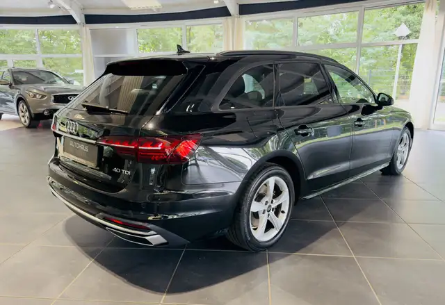 Audi A4 Avant view 5