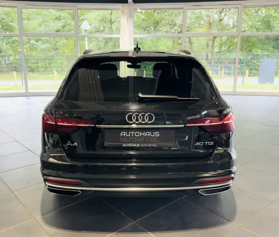 Audi A4 Avant view 4