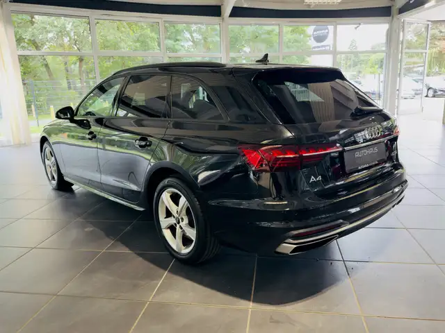 Audi A4 Avant view 3