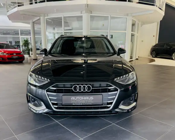 Audi A4 Avant view 2