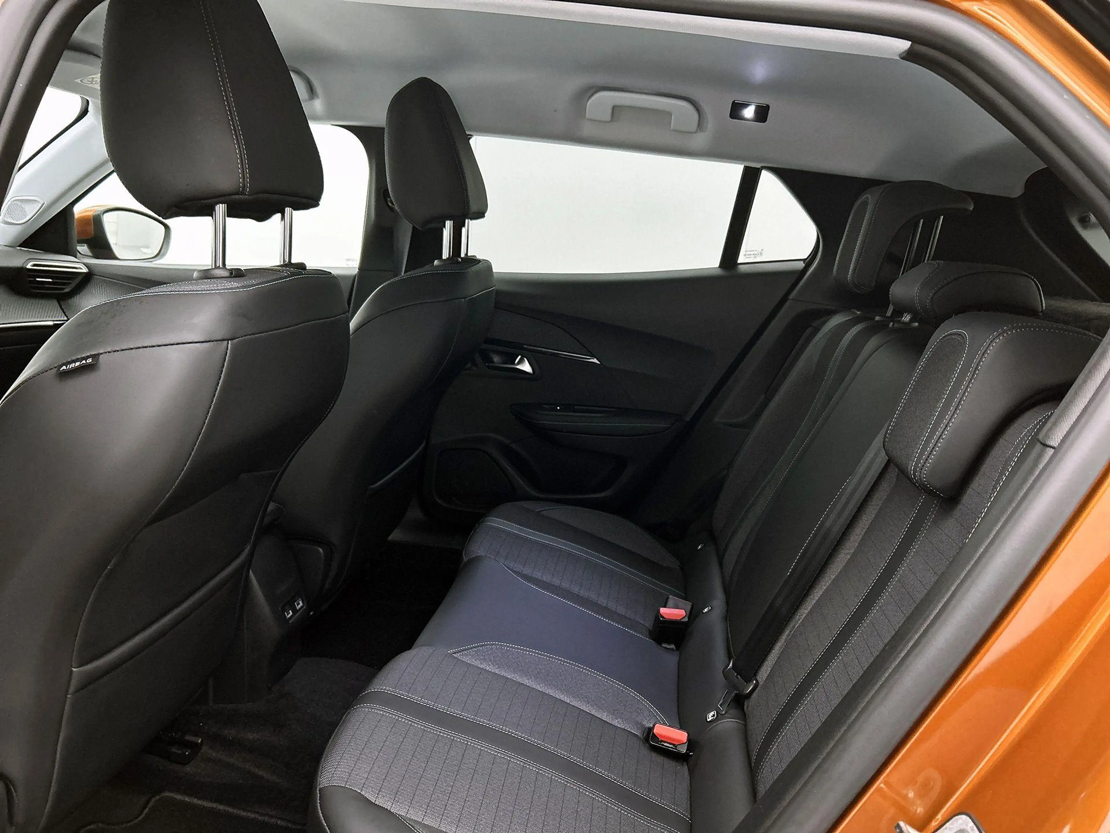 Peugeot e-2008 EV GT 50 kWh | Automaat | Climate control | Camera — photo 13