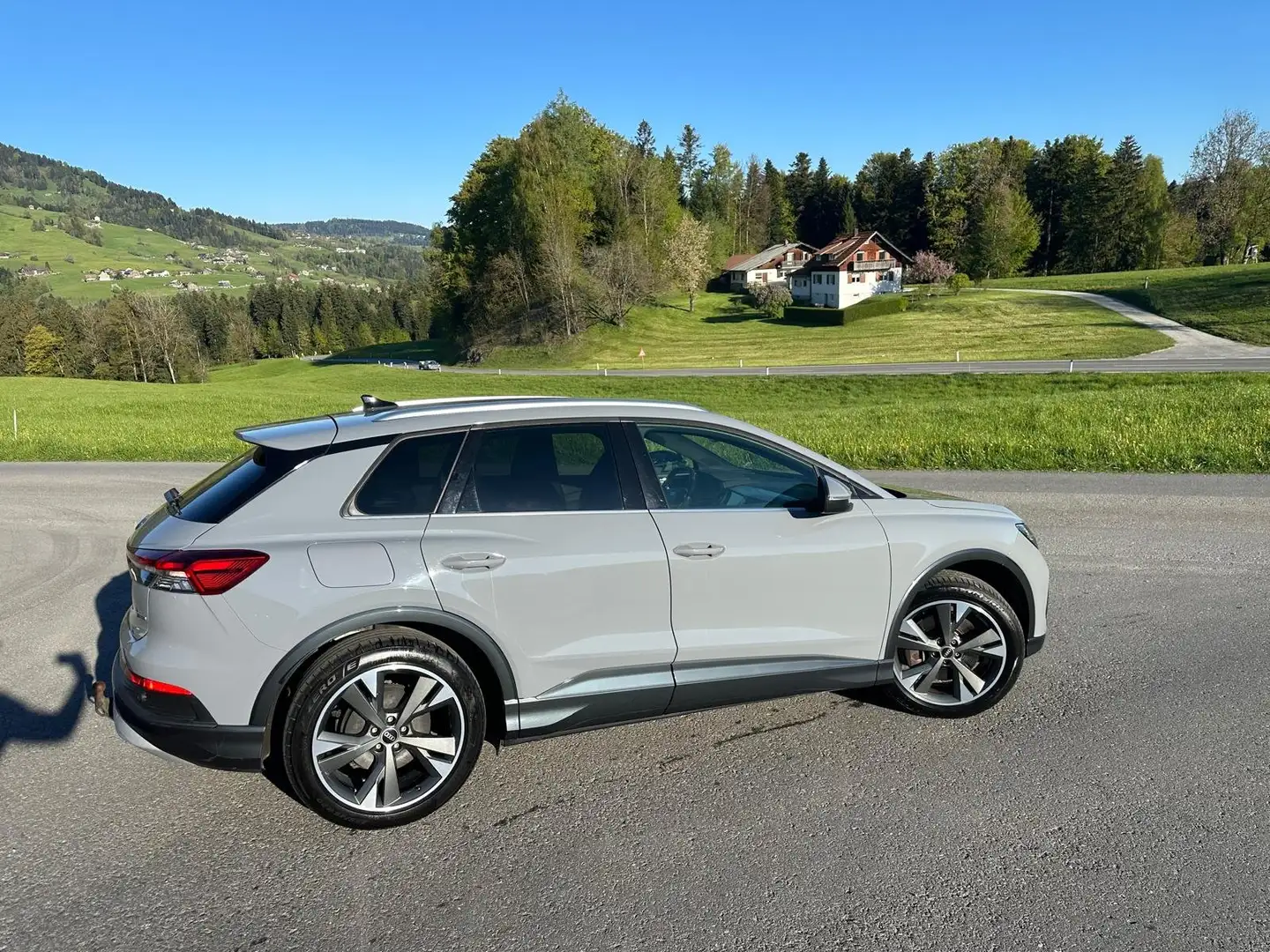 Audi Q4 e-tron 50 e-tron basis*QUATTRO*220KW*77kWh Schwarz - 2