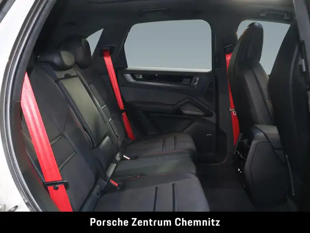 Porsche Cayenne GTS view 8