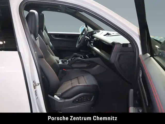 Porsche Cayenne GTS view 13