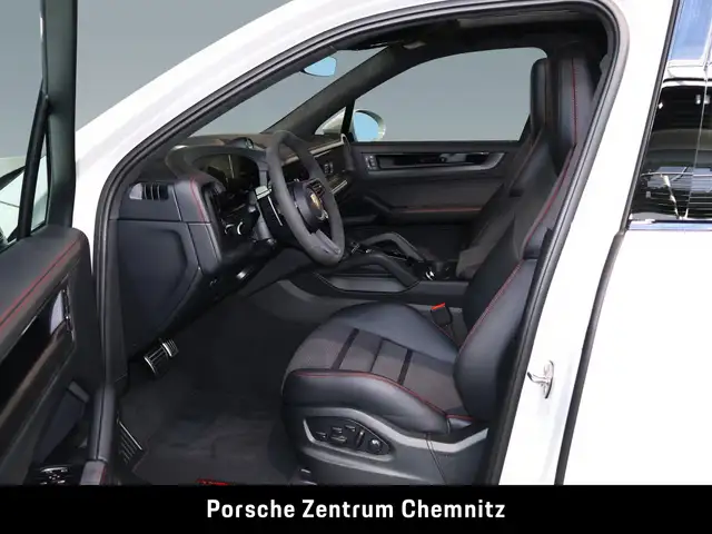 Porsche Cayenne GTS view 12