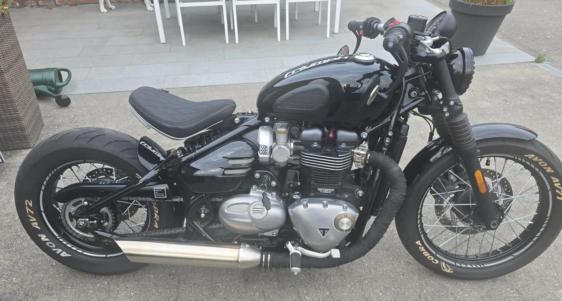 Triumph Bonneville Bobber crna - 1