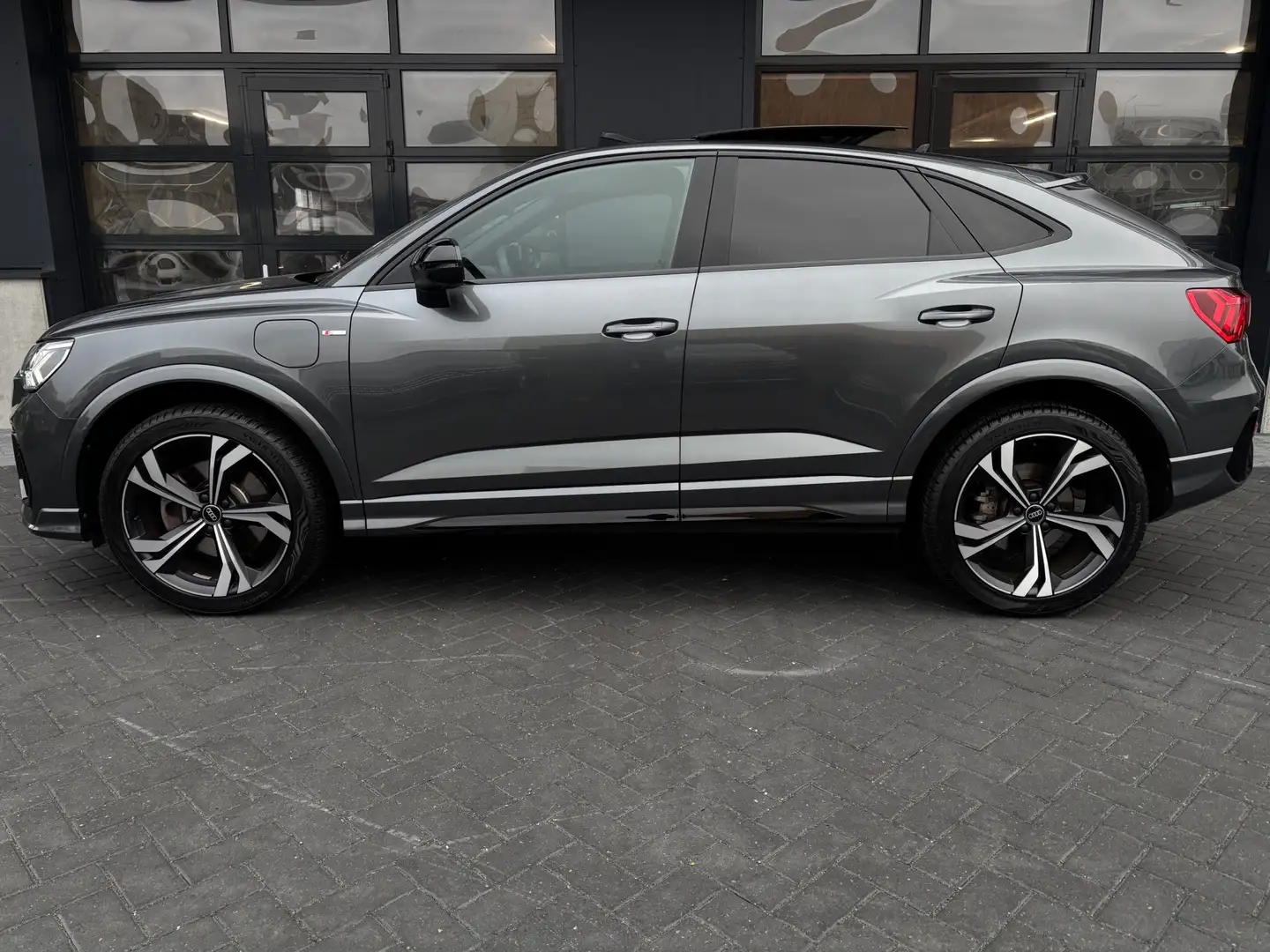 Audi Q3 Sportback 45 TFSI e-tron S-line Matrix Sonos Pano Grijs - 2