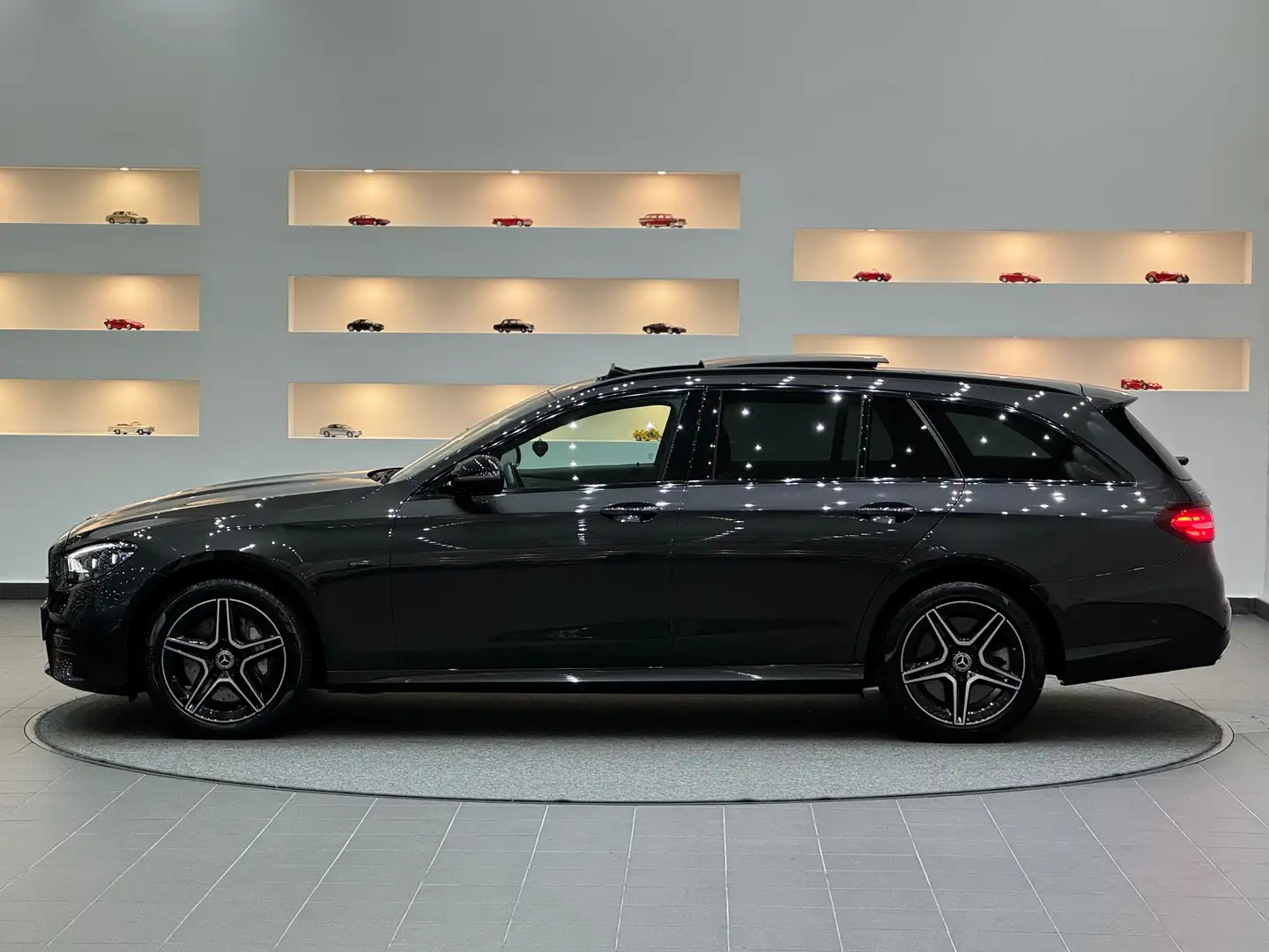 Mercedes-Benz E 300 de 4Matic *AMG-Line*Burmester*Panoramaglasdach* Grau - 2