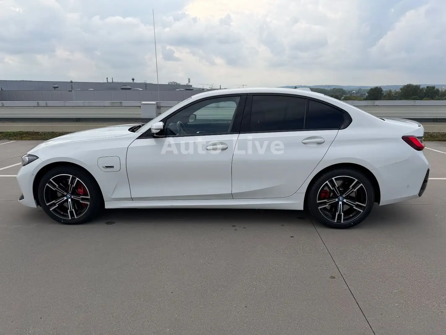 BMW 320 e*SAG*M PAKET*FACELIFT*LIVE-Cockpit*KAMERA!! Weiß - 2