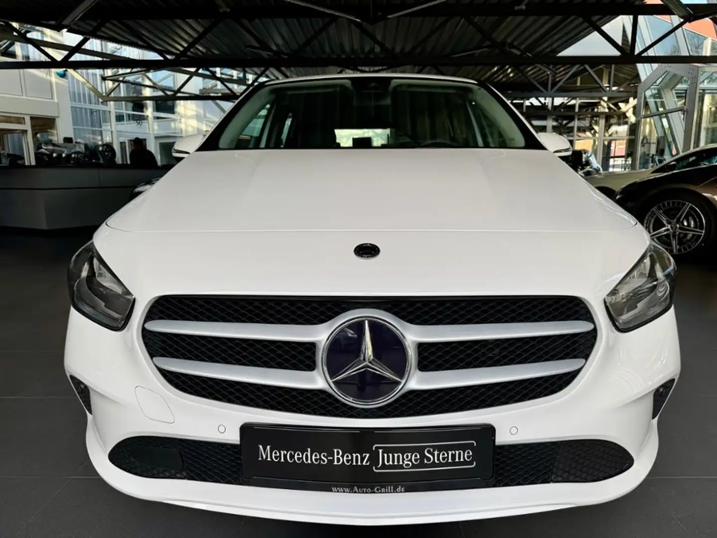 Mercedes-Benz B 180 MBUX+Carbon+Wide+Navi+AUT+PTS+Park-Assist Weiß - 2