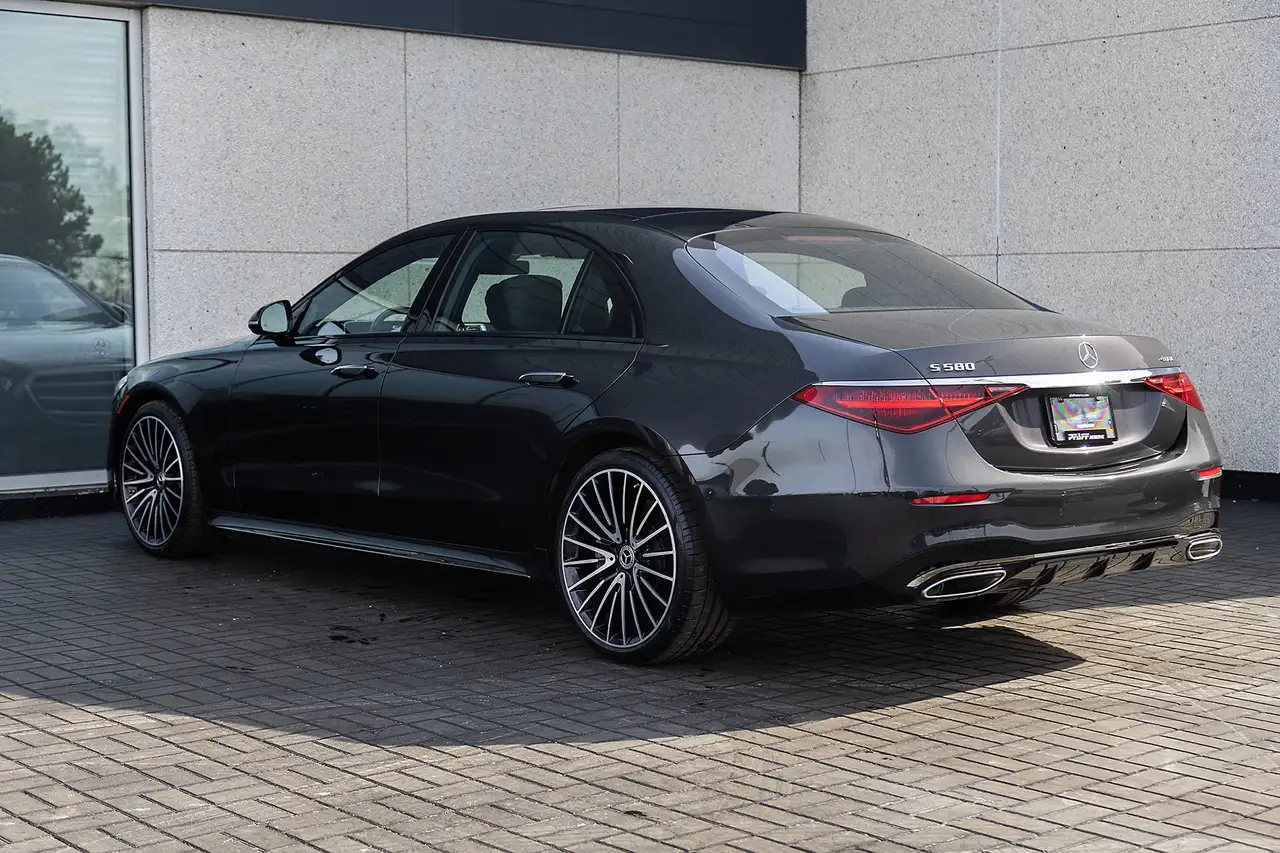 Mercedes-Benz S-Class снимка Mercedes-Benz S-Class