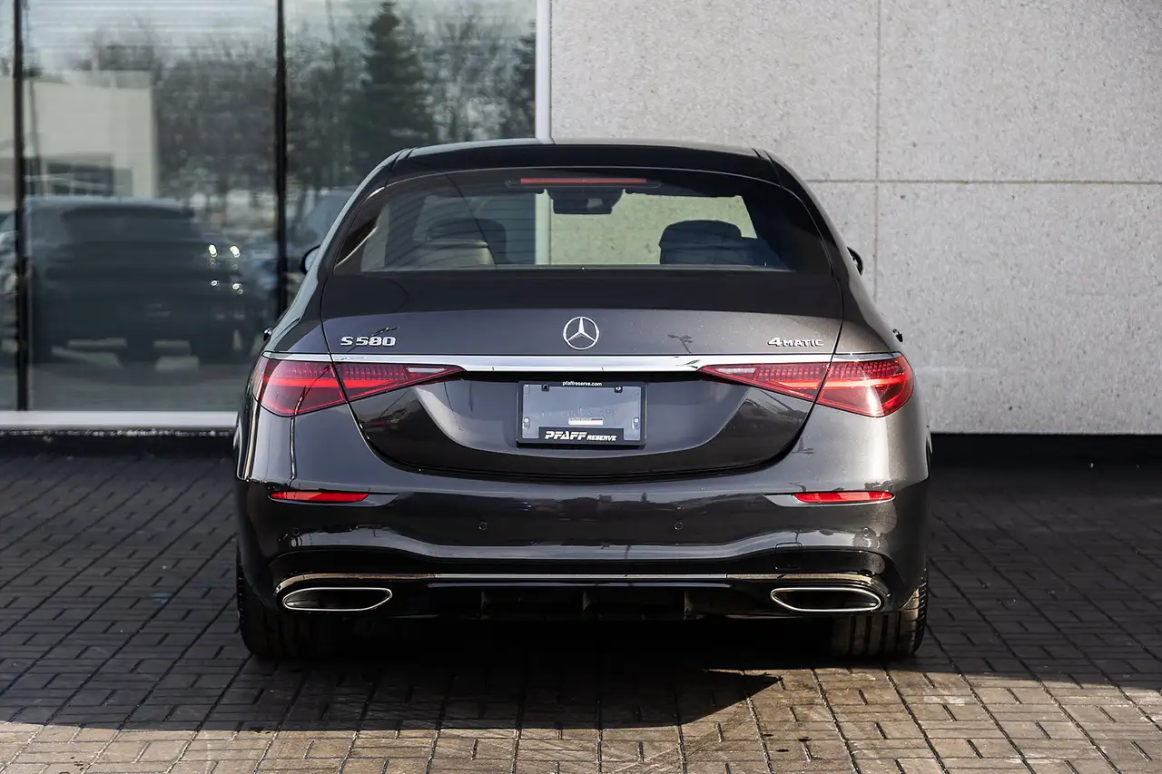 Mercedes-Benz S-Class снимка Mercedes-Benz S-Class