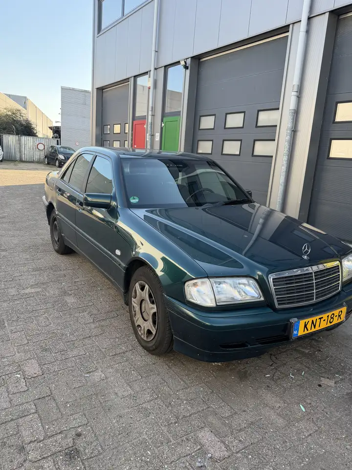 Mercedes-Benz 180, foto 2