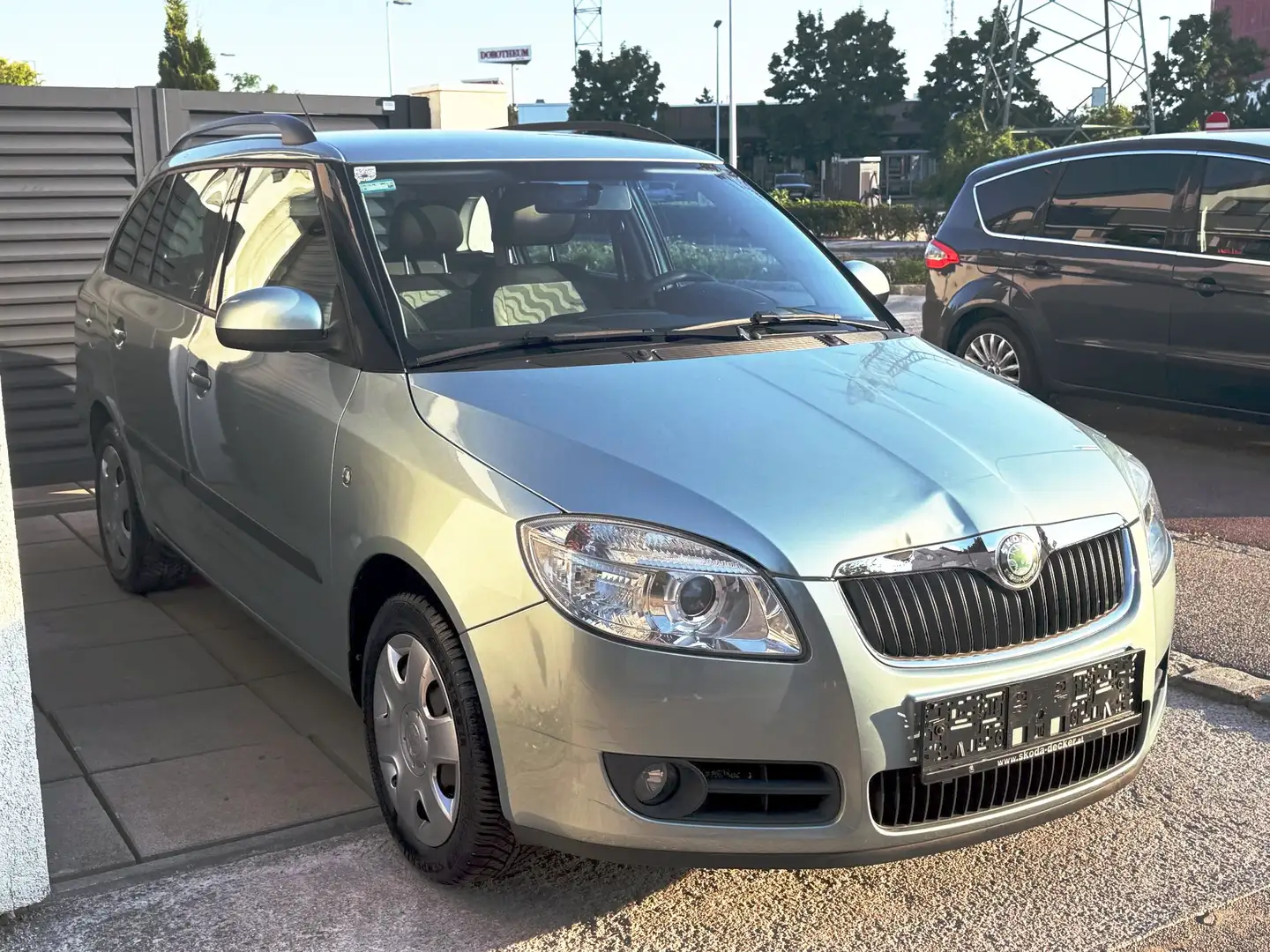 Skoda Fabia Combi Ambiente 1,4 Dachreling Tempomat Metallic Grün - 1