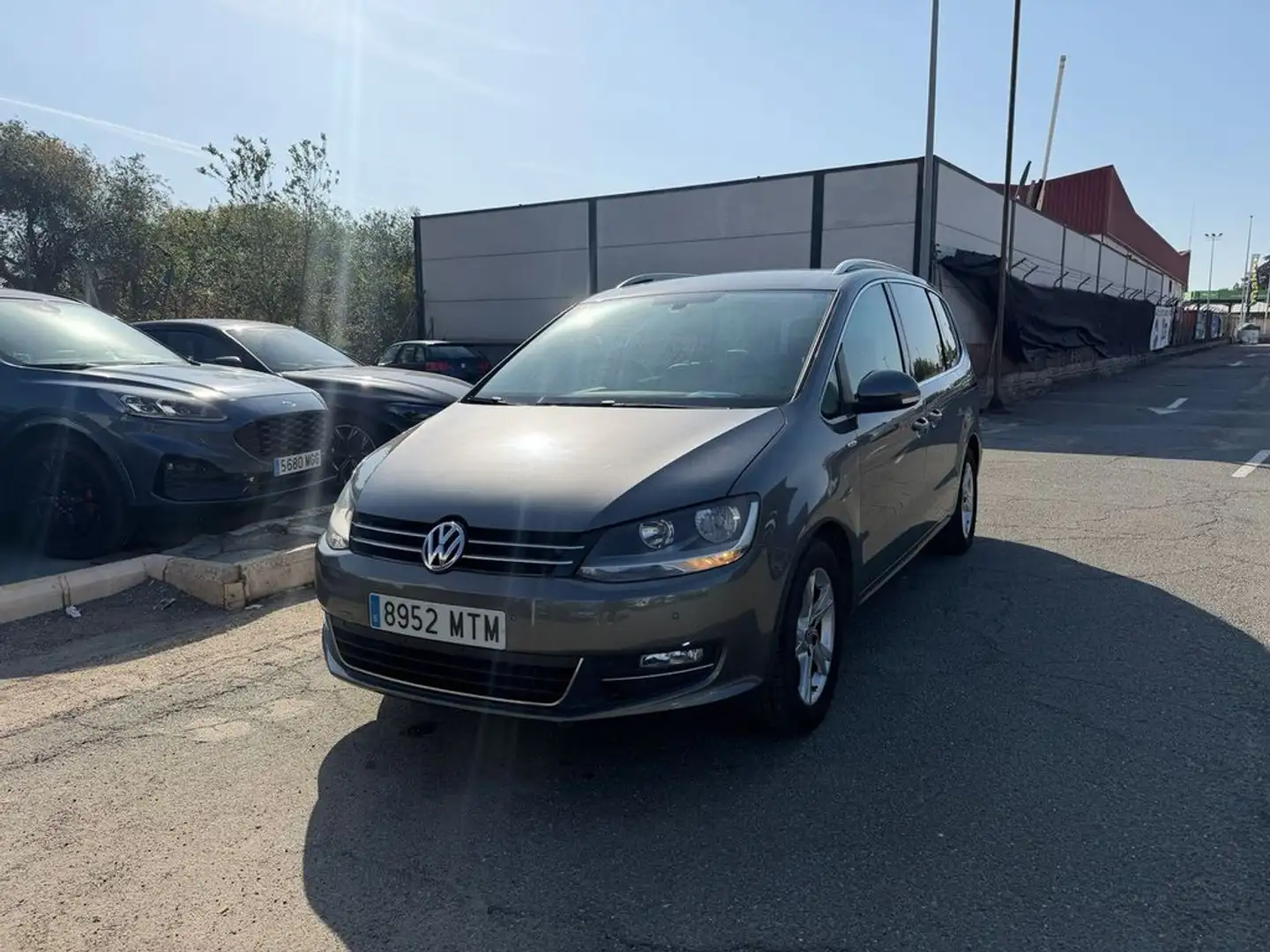 Volkswagen Sharan 2.0 TDI 140cv DSG Advance BMotion Tech Gris - 2