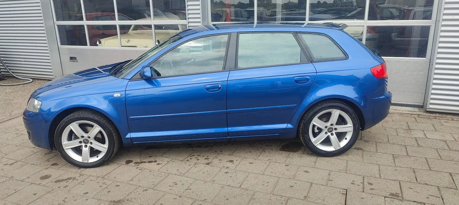 Audi A3 Sportback 2.0 FSI Ambiente Azul - 2