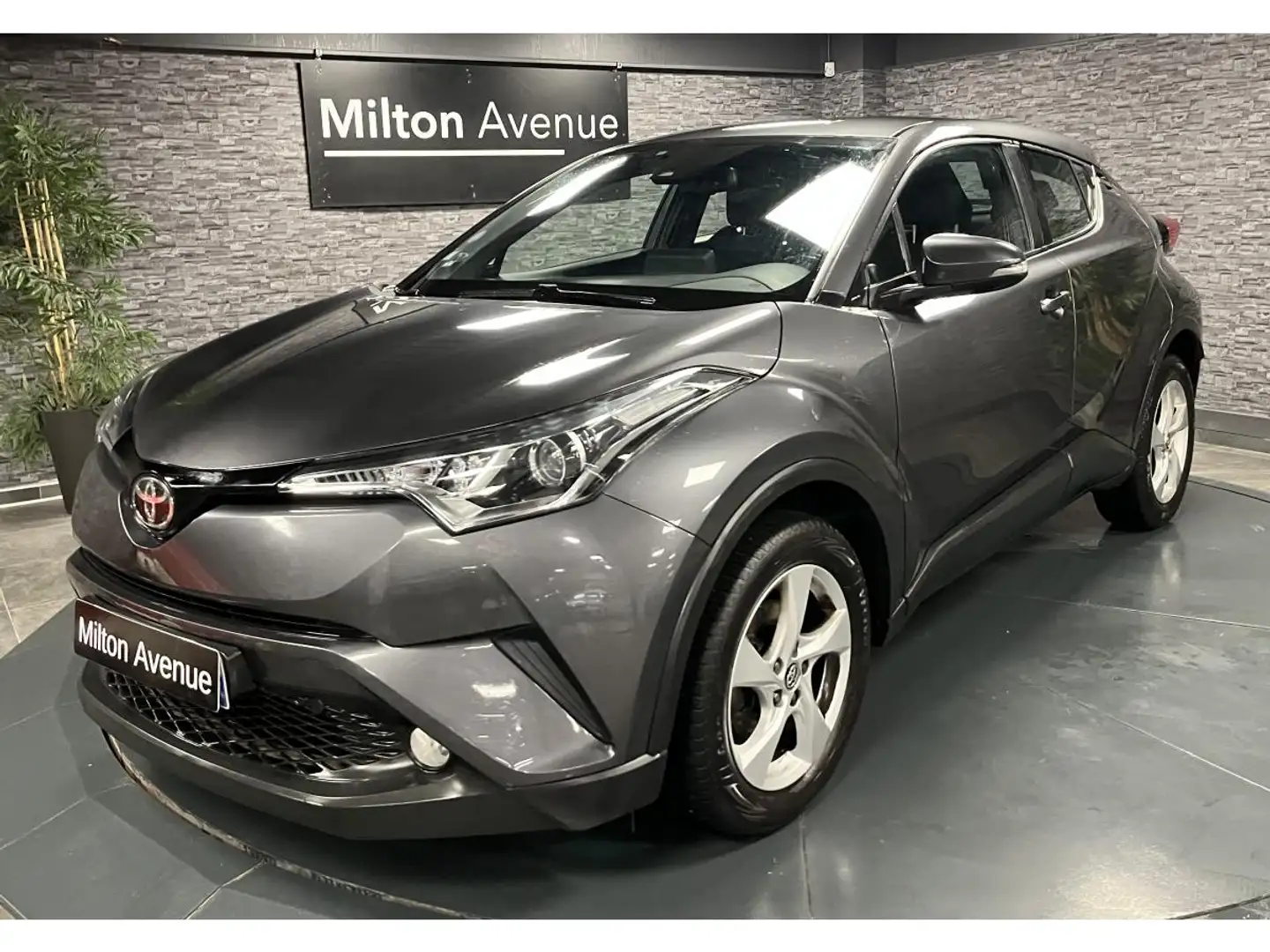 Toyota C-HR C-HR 1.2T  Dynamic Grijs - 1