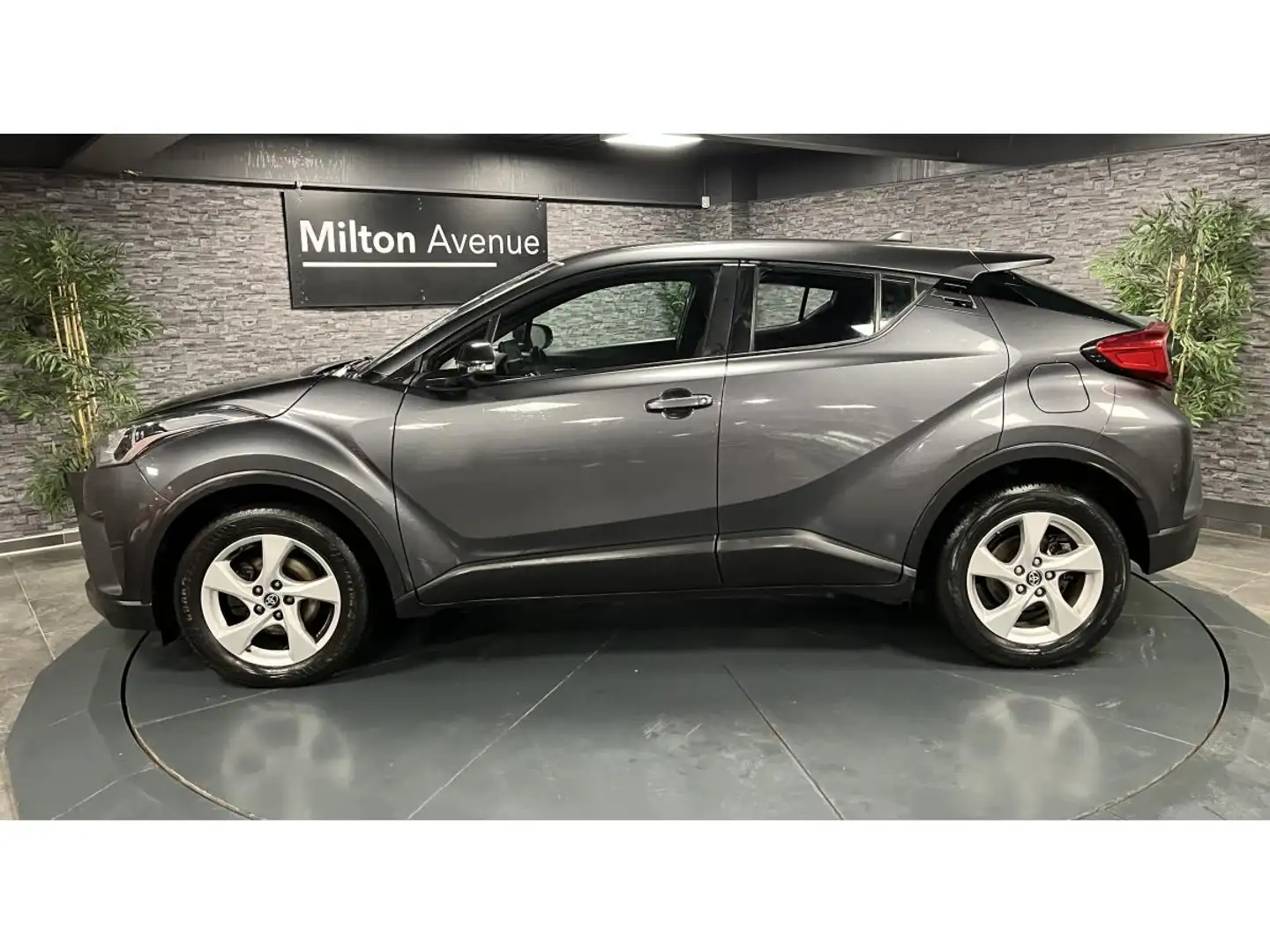 Toyota C-HR C-HR 1.2T  Dynamic Grijs - 2