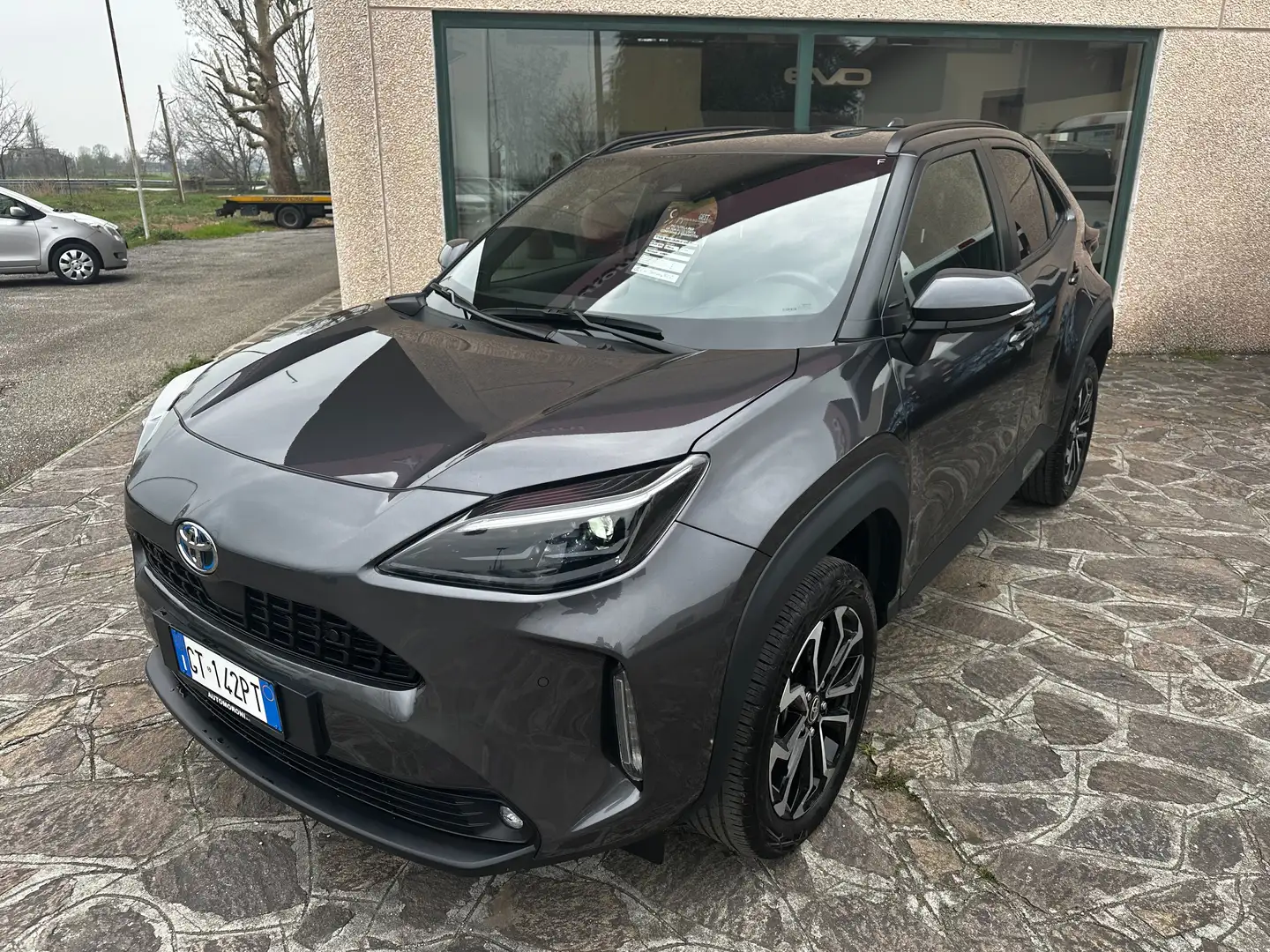 Toyota Yaris Yaris Cross 1.5h Trend fwd 116cv e-cvt Grijs - 1