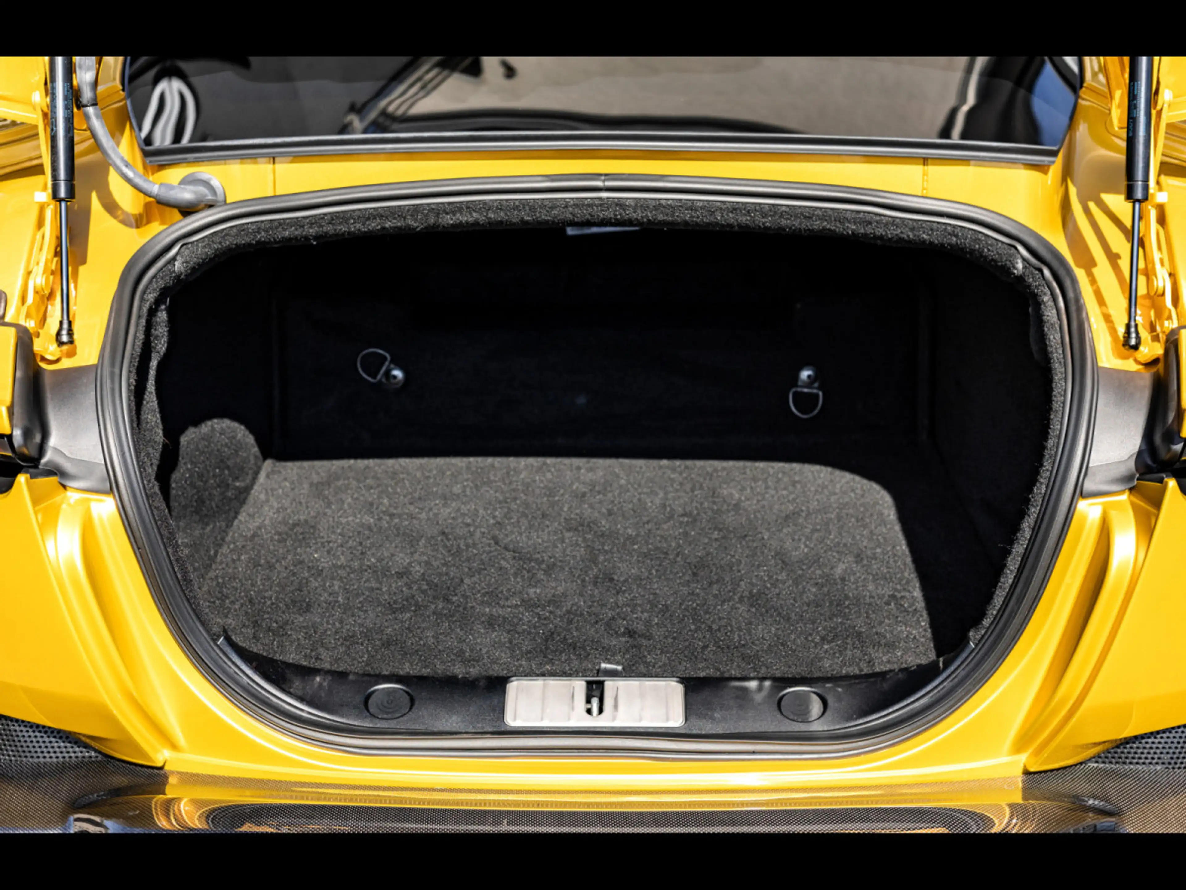 Ferrari Amalfi GIALLO MONTECARLO°PPF°CARBON°360°BURMESTER°DISP — photo 14