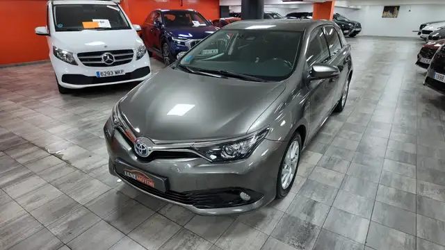 Toyota Auris hybrid 140H Advance