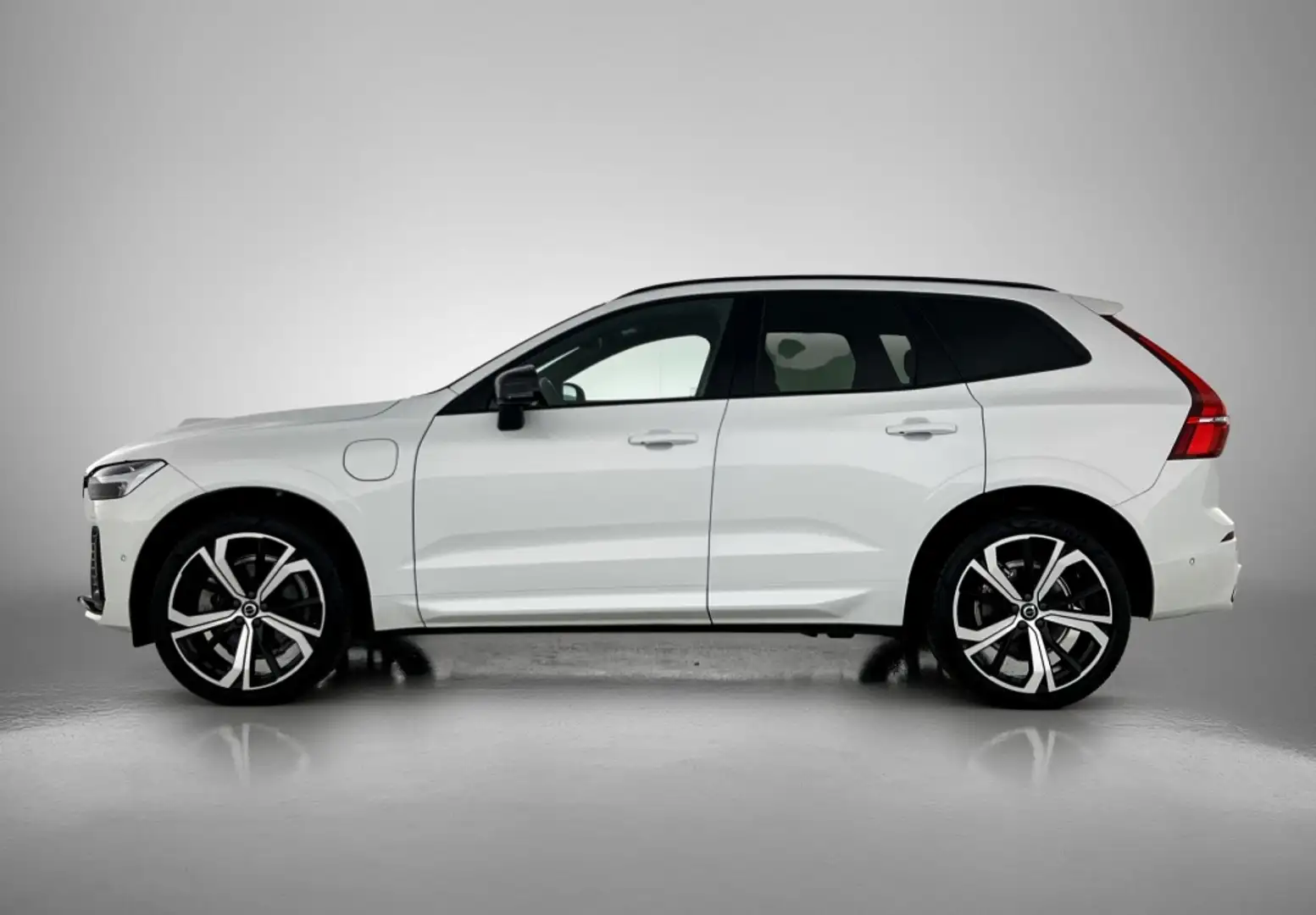 Volvo XC60 2.0 T6 Dark | Panorama Dak | Black Pack | 21 inch Wit - 2