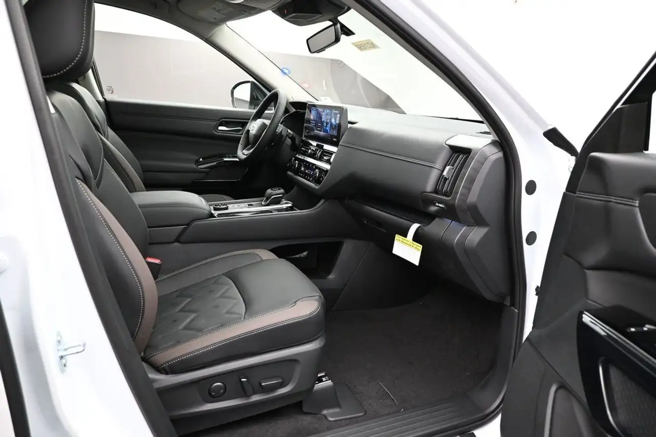 Nissan Pathfinder снимка Nissan Pathfinder