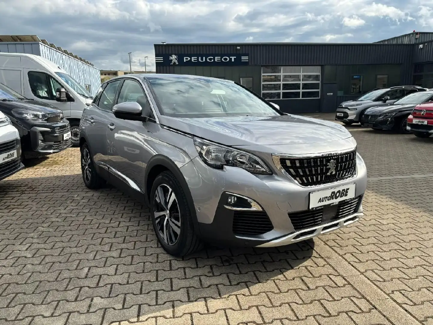 Peugeot 3008 Hybrid 225 Allure Gris - 2