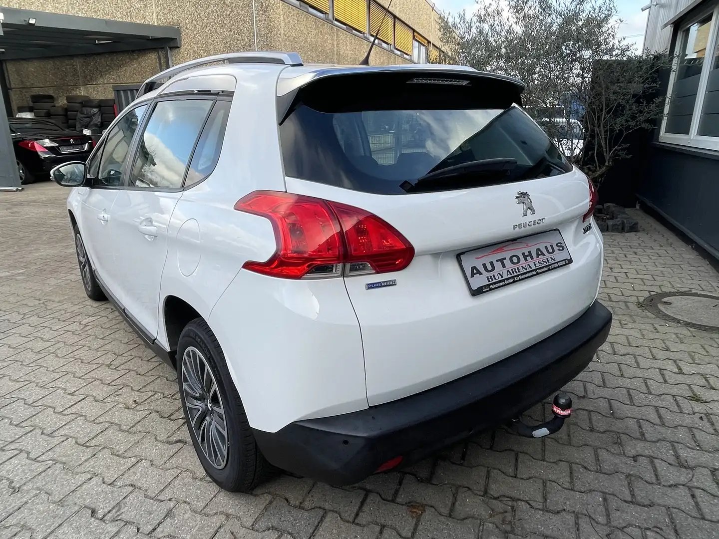 Peugeot 2008 Active Urban Move 1.2 e-THP / PureTech Weiss 2.H Weiß - 2