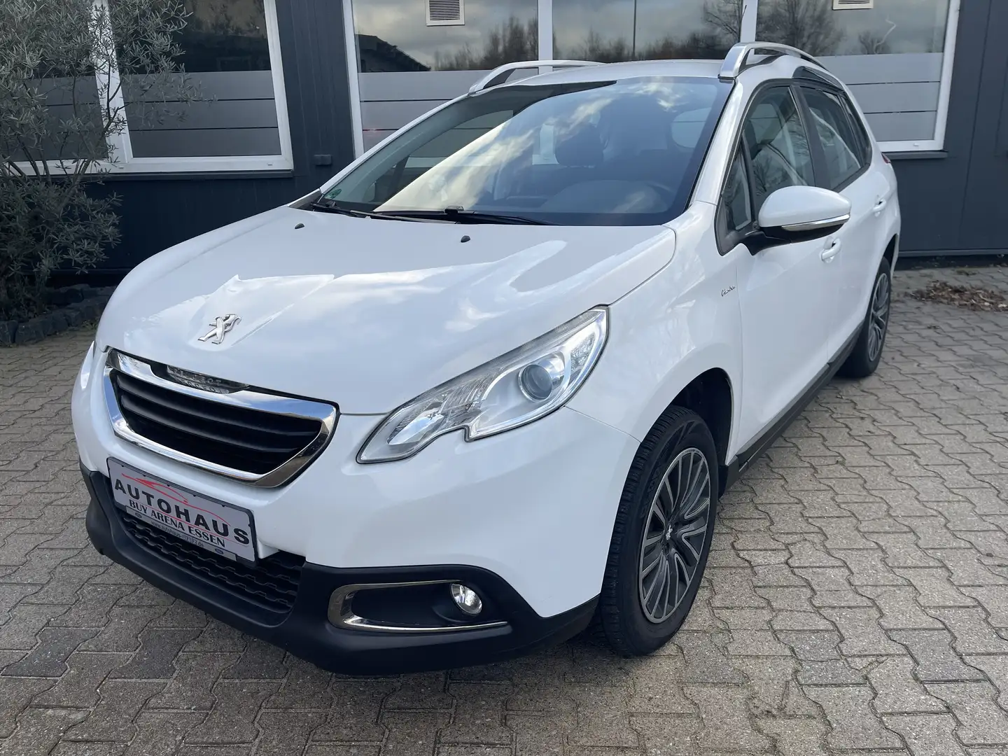 Peugeot 2008 Active Urban Move 1.2 e-THP / PureTech Weiss 2.H Weiß - 1