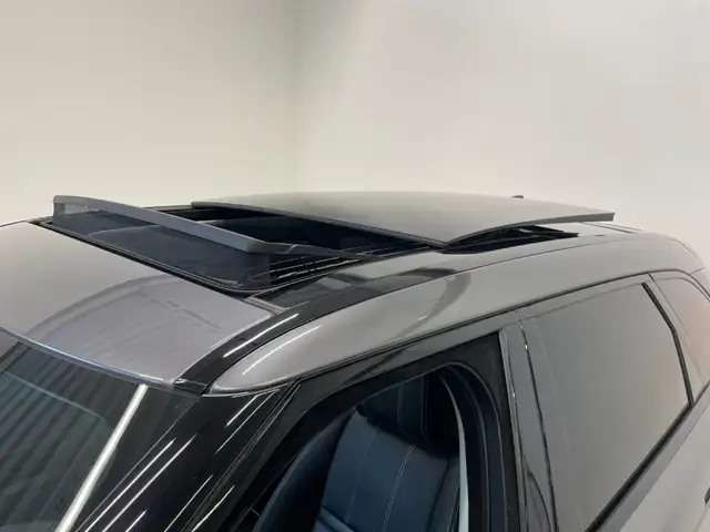 Land Rover Range Rover Velar view 9