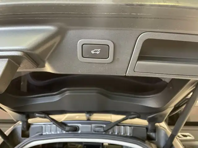 Land Rover Range Rover Velar view 8