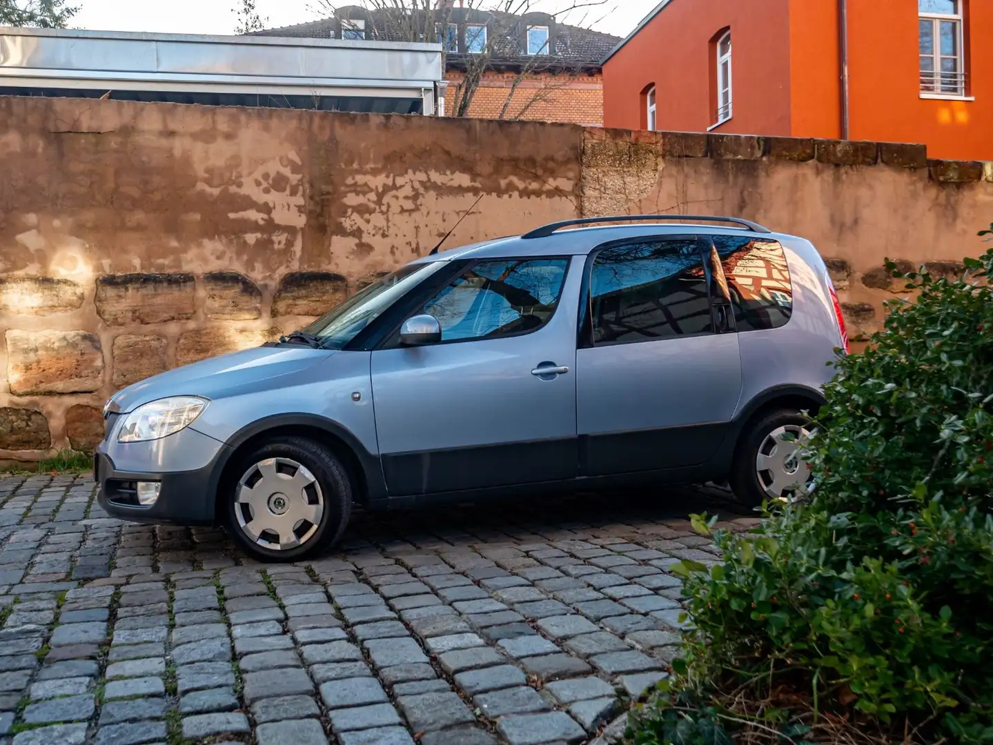 Skoda Roomster Scout 1.6 TÜV NEU AHK Blau - 2