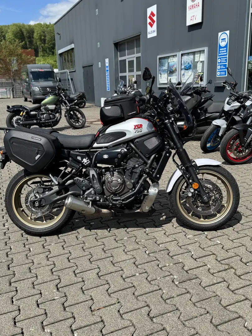Yamaha XSR 700 Tribute mit einigen Extras und Garantie bis 03.27 Silber - 1