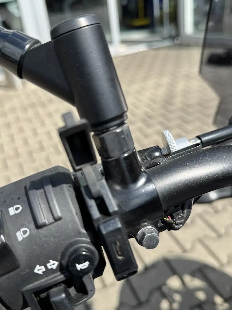 Yamaha XSR 700 Tribute mit einigen Extras und Garantie bis 03.27 Silber - 2