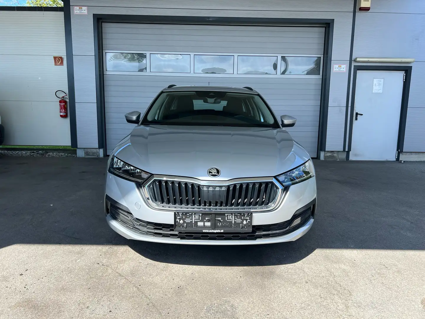 Skoda Octavia Combi 2,0 TDI 4x4 Ambition DSG LED/PARKTR./ASSIST Silber - 1