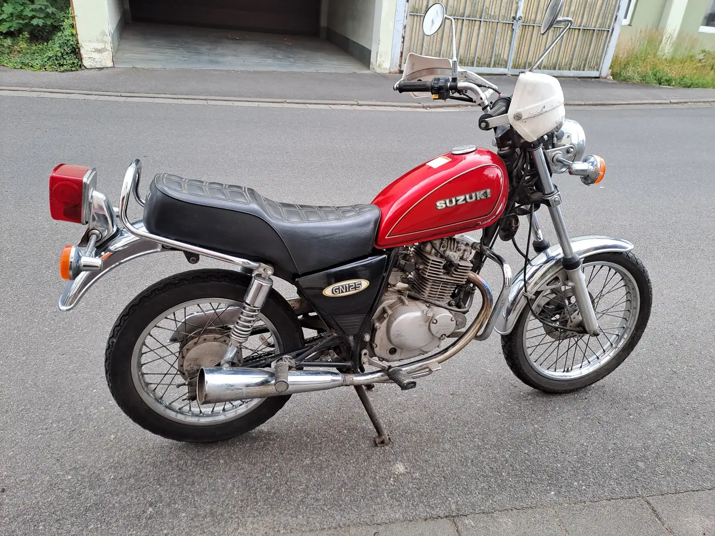 Suzuki GN 125 Rouge - 2