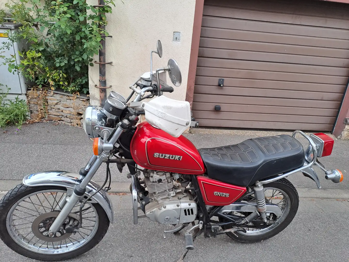 Suzuki GN 125 Rouge - 1