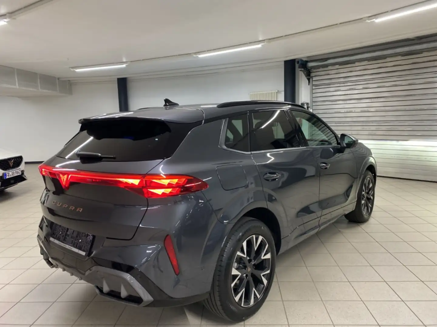 CUPRA Terramar 2.0 TSI 150 kW 4Drive HUD AHK-klappbar Navi Digita Grau - 2