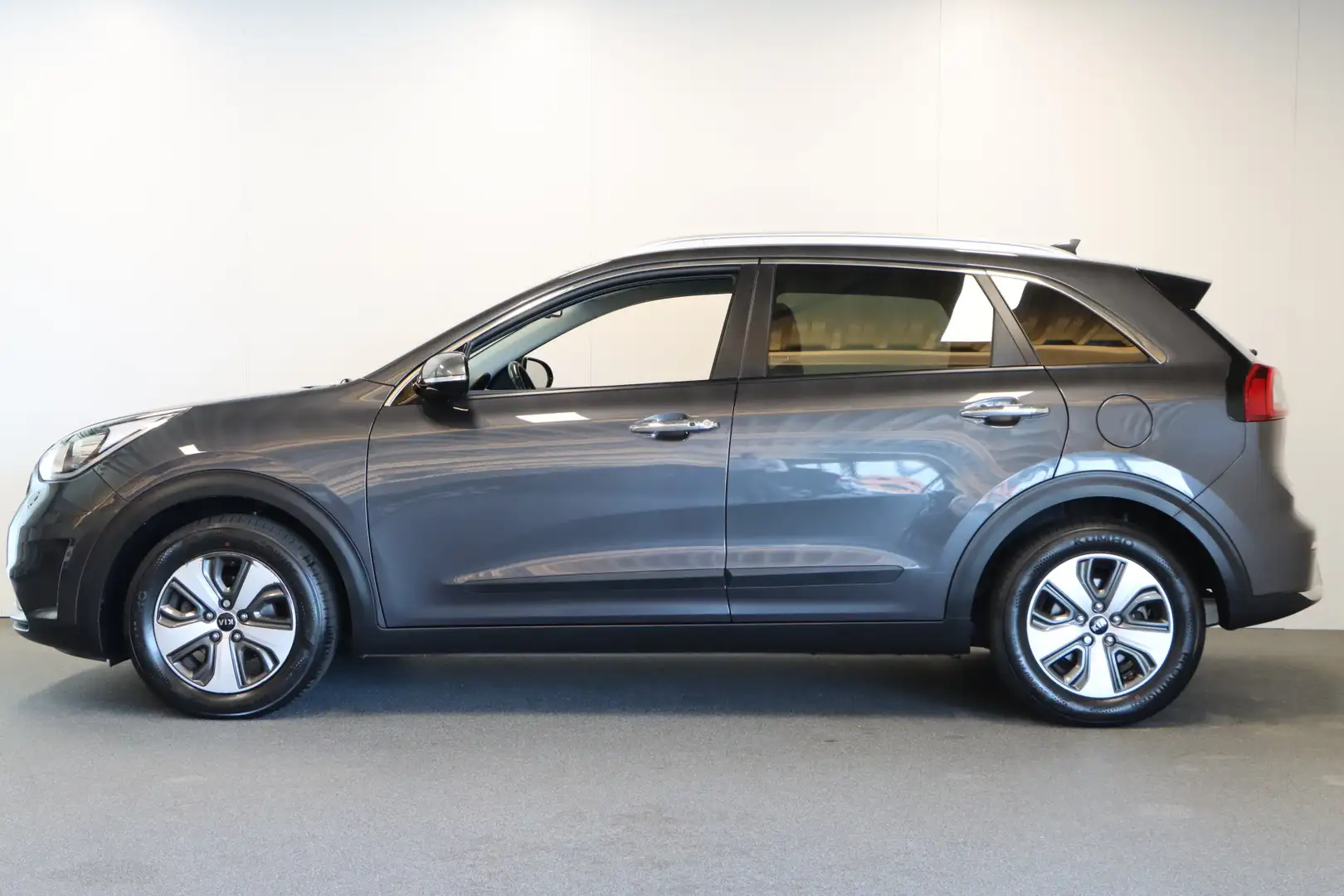 Kia Niro 1.6 GDi Hybrid BusinessLine siva - 2
