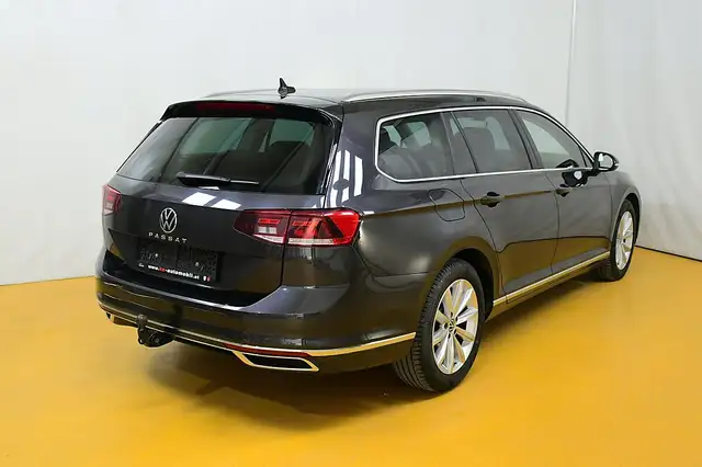 Volkswagen Passat view 3
