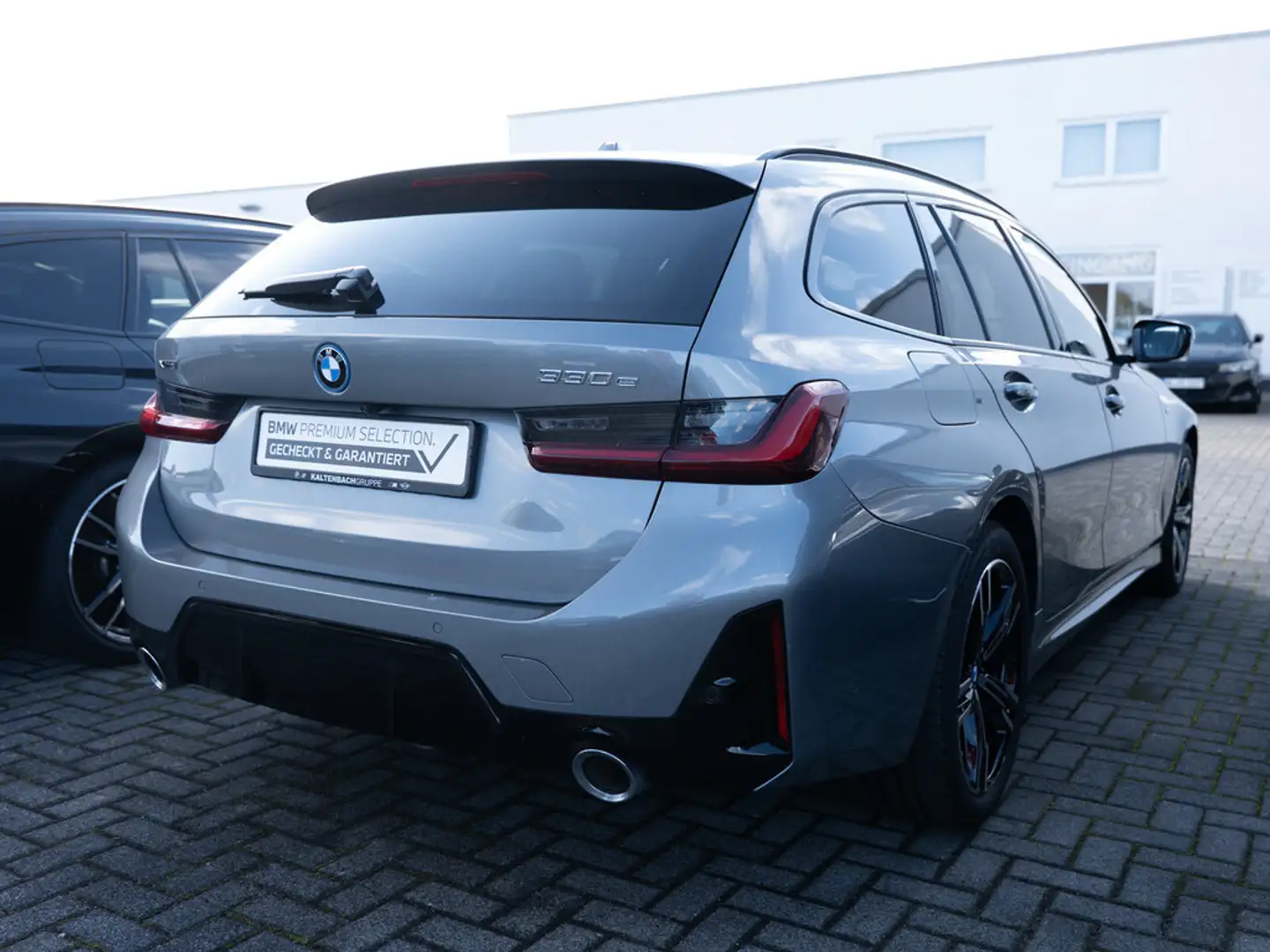 BMW 330 e Touring xDrive M-Sport PANO AHK HUD LED Grau - 2