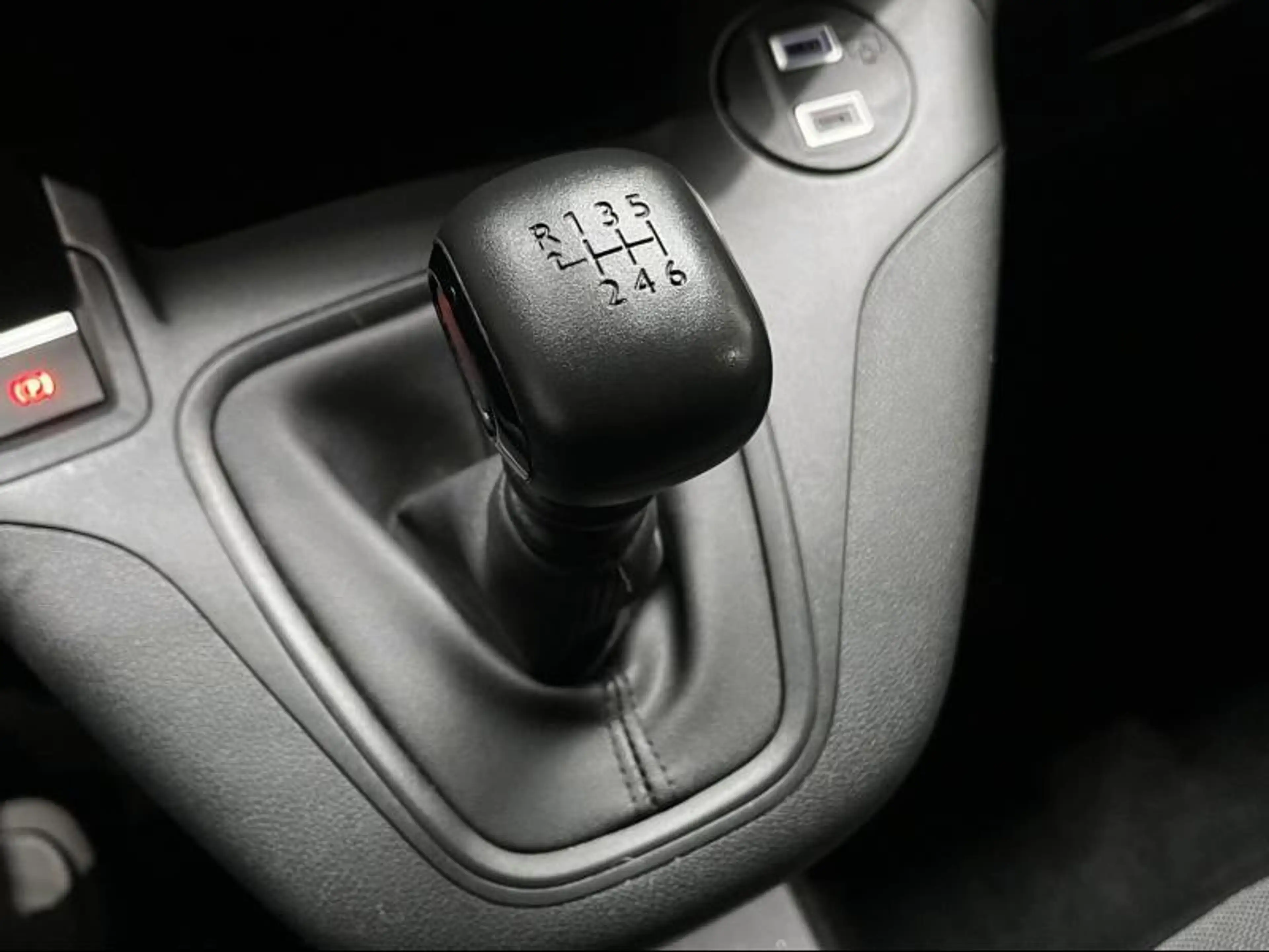 Peugeot Partner Premium — photo 14