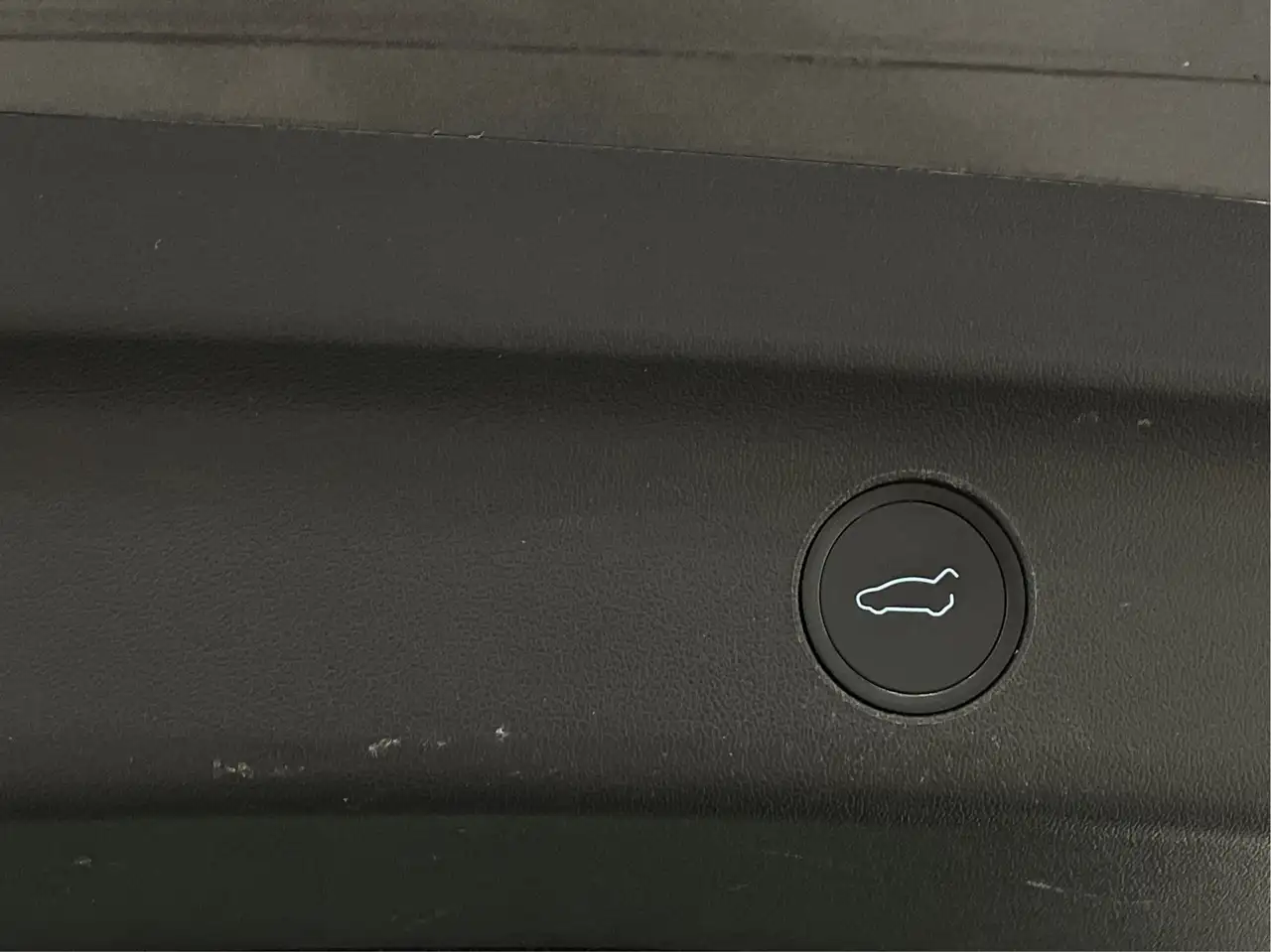 Tesla Model Y снимка Tesla Model Y