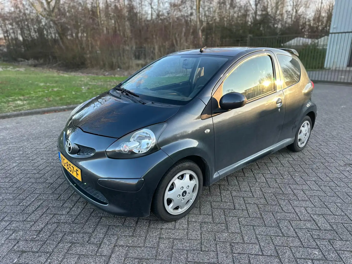Toyota Aygo 1.0-12V Grau - 1