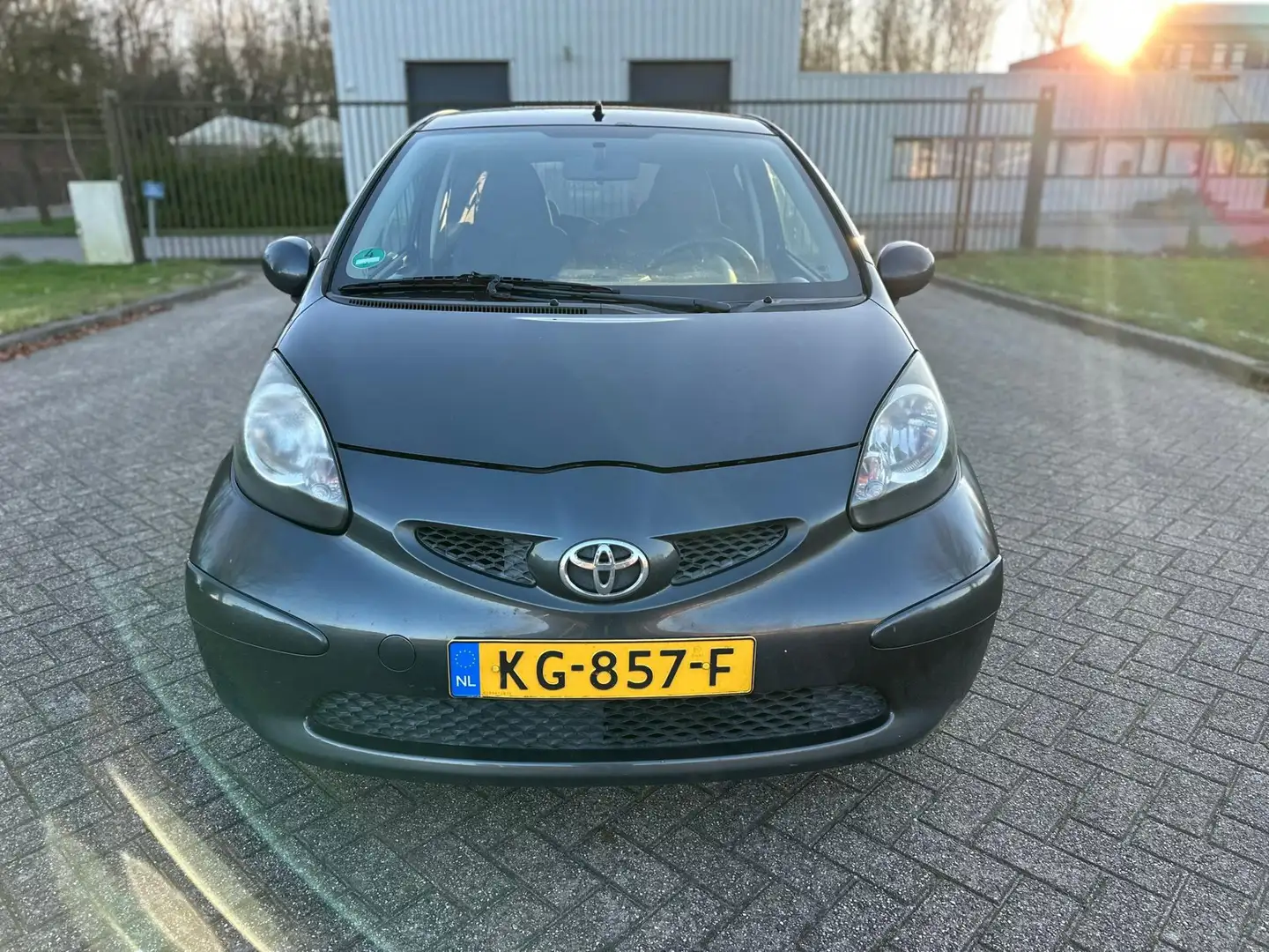 Toyota Aygo 1.0-12V Grau - 2