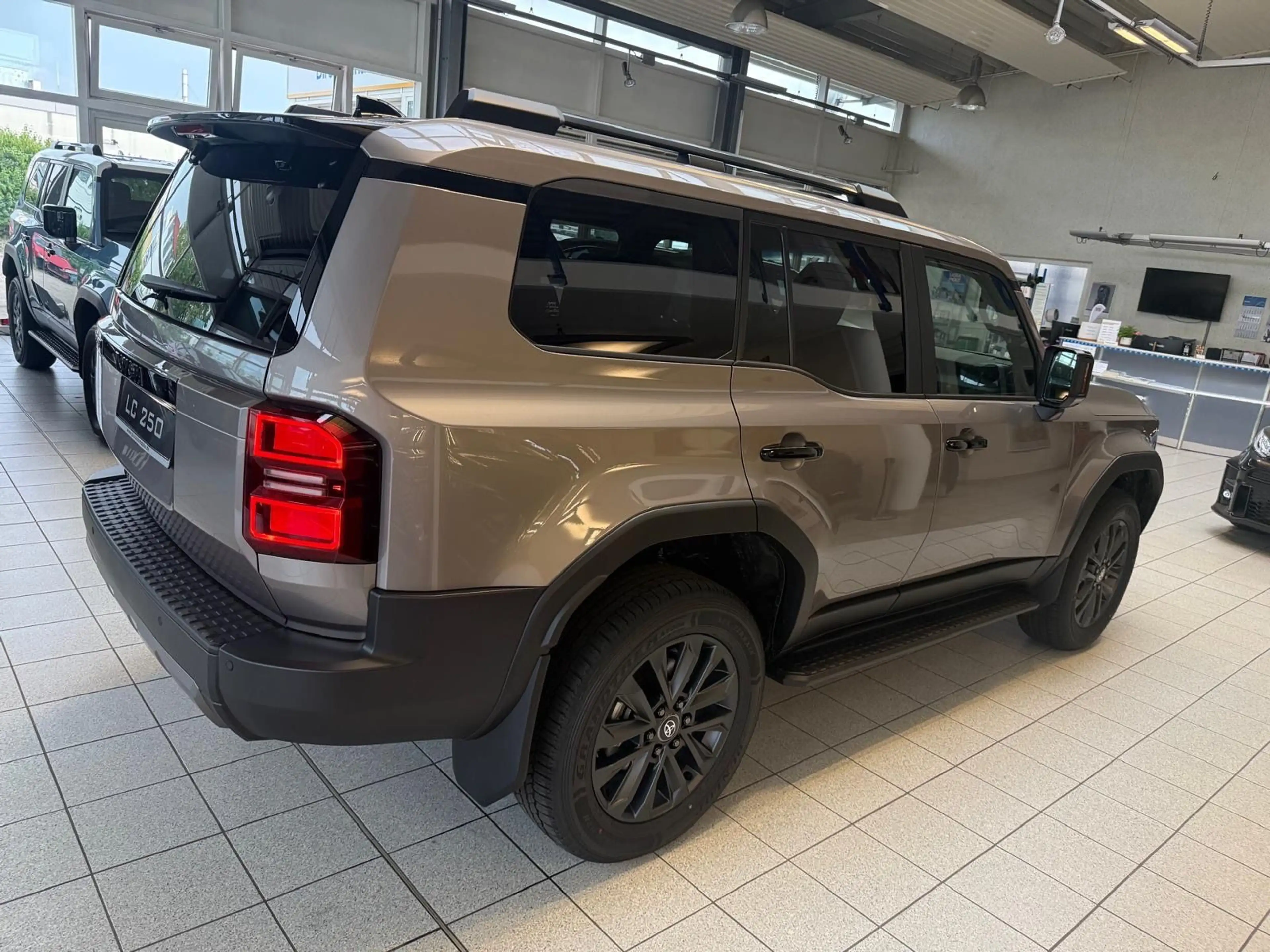 Toyota Land Cruiser 250 - LOUNGE-MILD HYBRID-PANORAMA-HEAD UP — photo 12