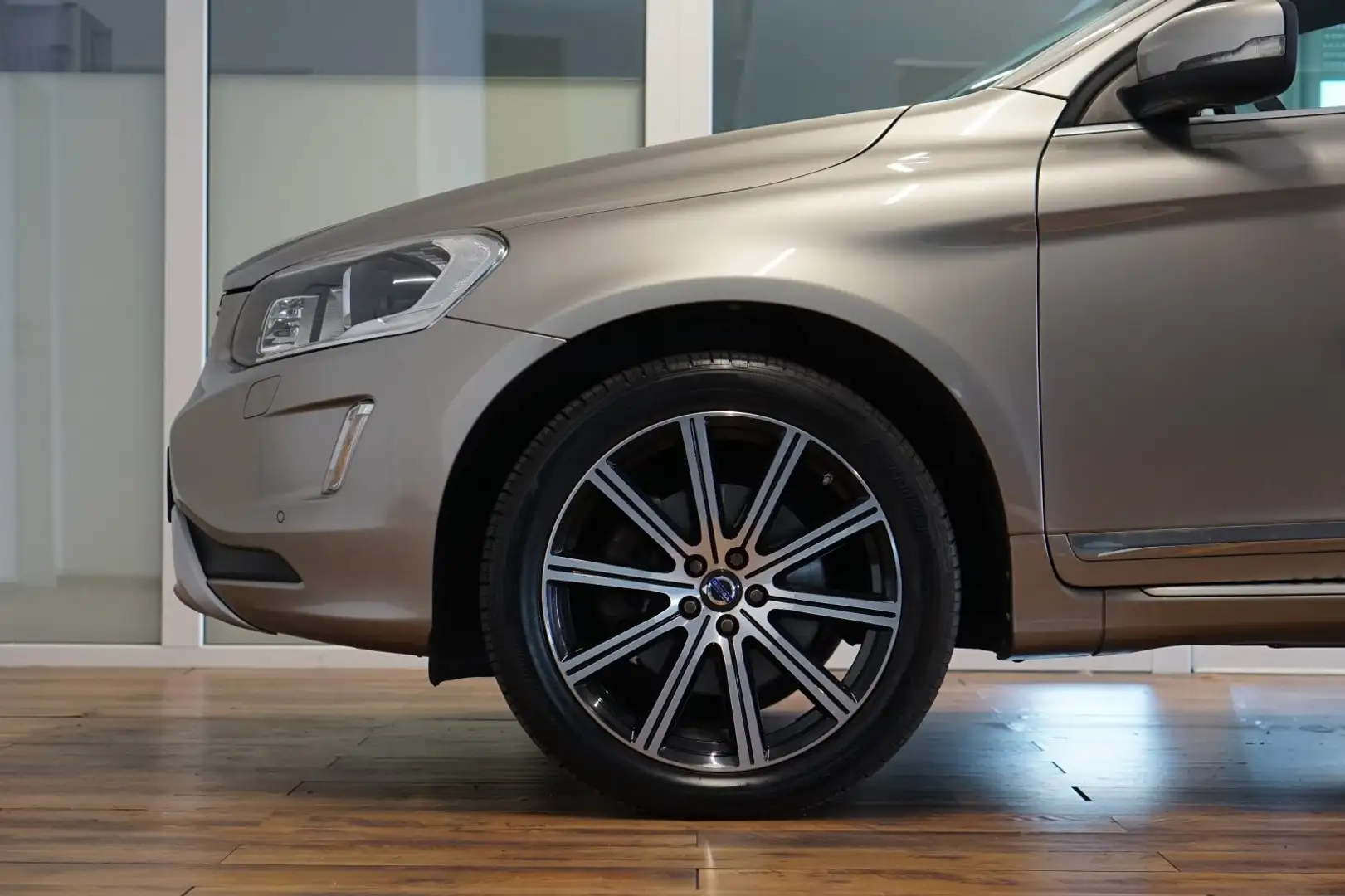 Volvo XC60 0 D5 Summum BUSINESS|BI-XENON|LEDER|AHK Silber - 2