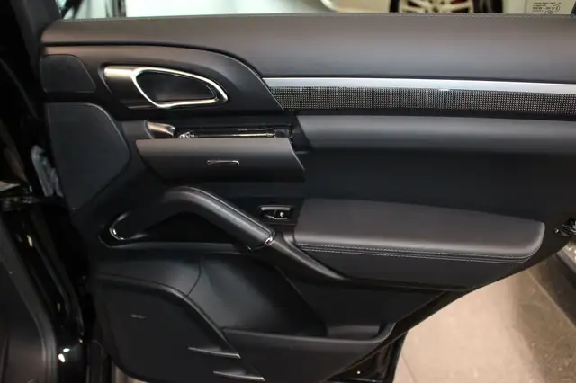 Porsche Cayenne view 14