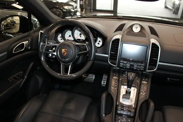 Porsche Cayenne view 16